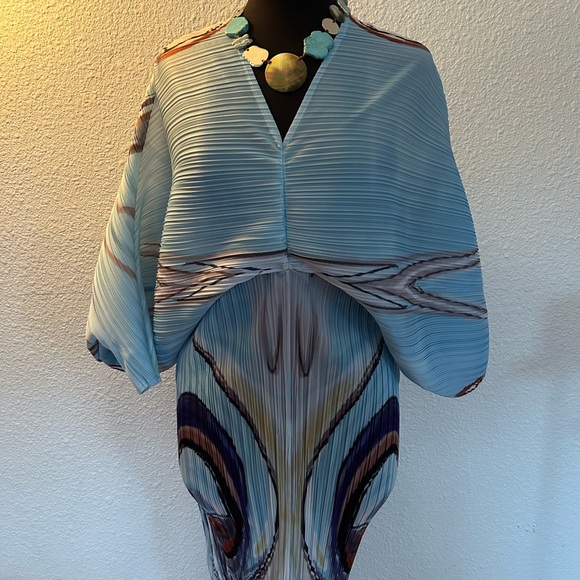 Gorgeous NWOT stretchy dress beautiful color combination NECKLACE NOT INCLUDED - Picture 2 of 3